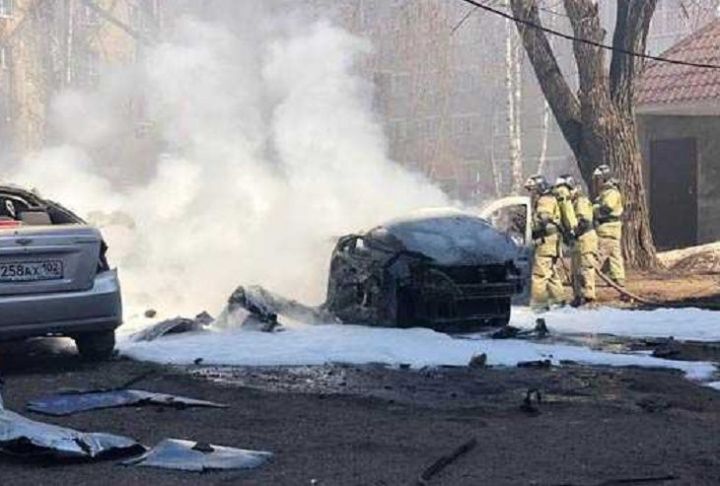 В Татарстане во дворе жилого дома взорвался автомобиль