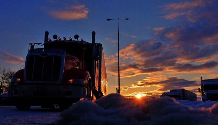 В России временно ограничат движение грузовиков по трассам