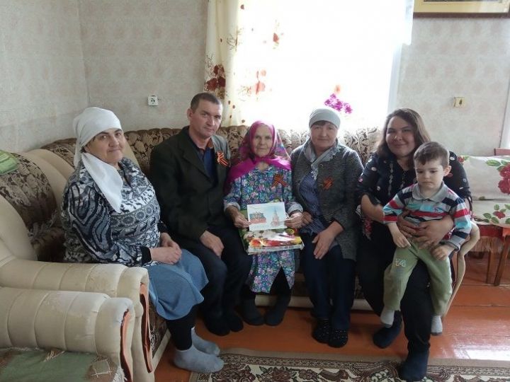 В Азеево поздравили с 90-летием ветерана тыла Сибгатову Минсылу Хафизовну