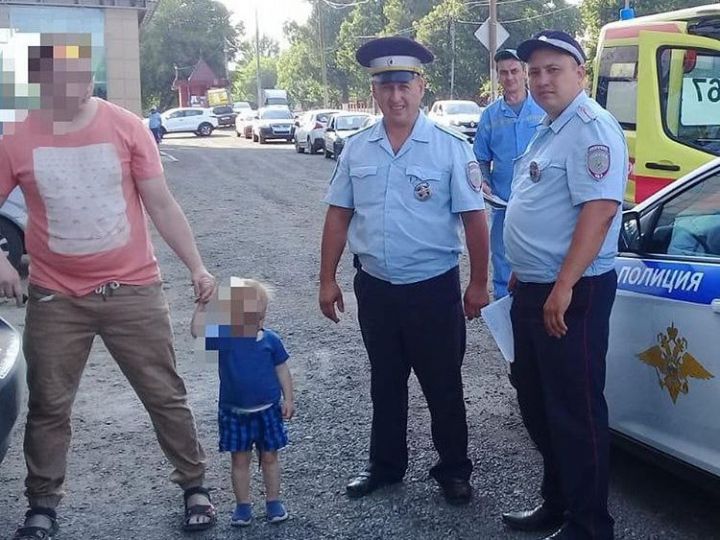За оставление малыша в запертой машине в Казани возбуждено уголовное дело