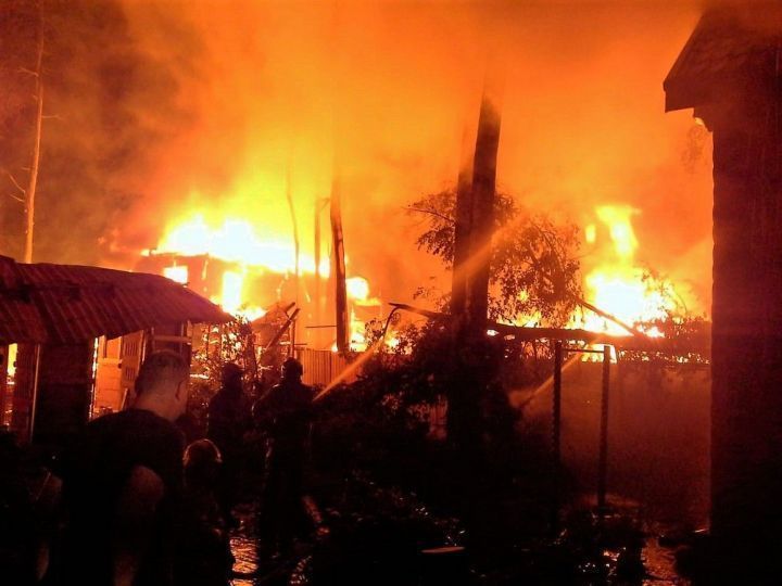 Крупный пожар уничтожил пять домов и баню в Татарстане