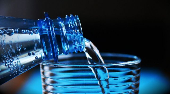 Чаще всего в России подделывают питьевую воду