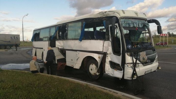 В Татарстане госпитализированы семь человек после столкновения автобуса с фурой
