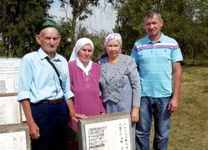 Юнус Насибуллин с семьей навестили братскую могилу, в которой захоронен его отец