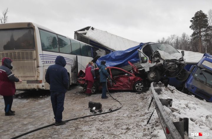 В Пермском крае автобус с детьми попал в ДТП с несколькими автомобилями