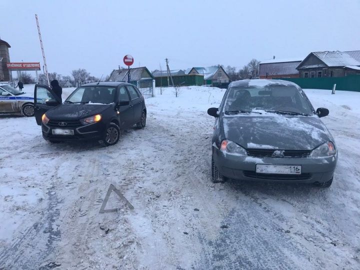 В Новошешминске водитель «Гранты» двигаясь задним ходом врезался в «Калину»