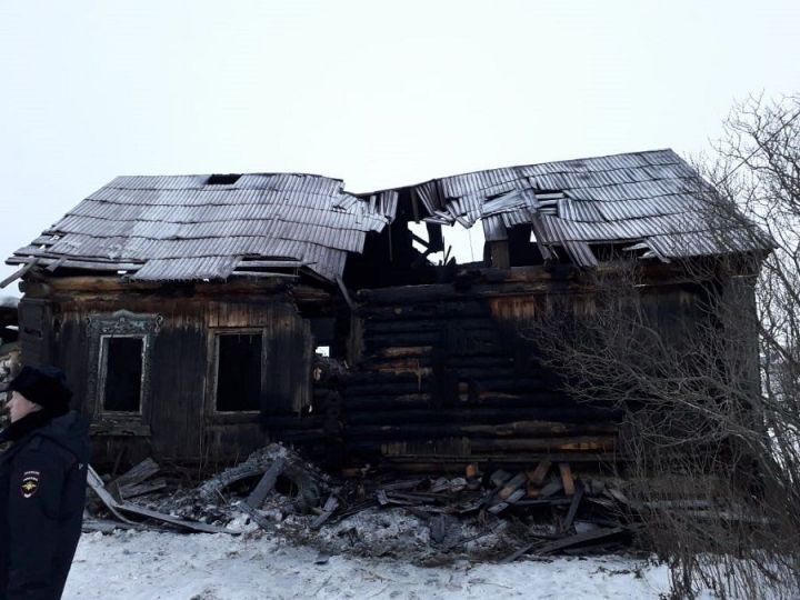 Новошешминские пожарные отстояли от огня нежилой дом в Слободе Петропавловская