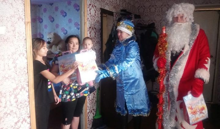 В Новошешминске «Полицейский Дед Мороз» поздравляет с праздником детей из малообеспеченных семей.
