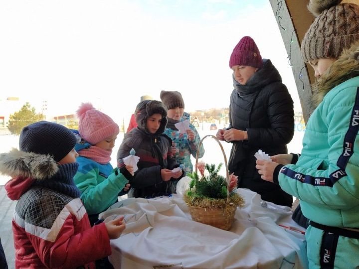 В Новошешминском парке отдыха детям провели мастер-класс по изготовлению рождественской игрушки