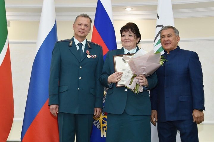 Налоговый инспектор Светлана Иванова из Новошешминска получила награду из рук Президента Татарстана