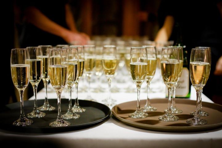 Россиянам рекомендуют не пить шампанское в новогоднюю ночь
