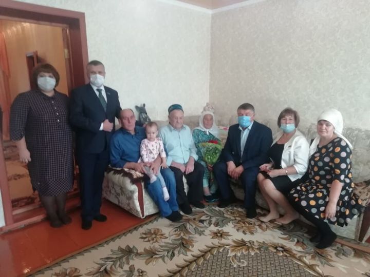 В Новошешминском районе чествовали лучшие семьи, отметившие бриллиантовую и золотую свадьбы