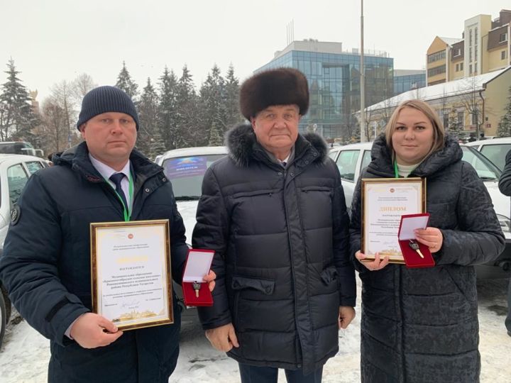 Главы двух сельских поселений Новошешминского района получили ключи от новых машин из рук Президента РТ