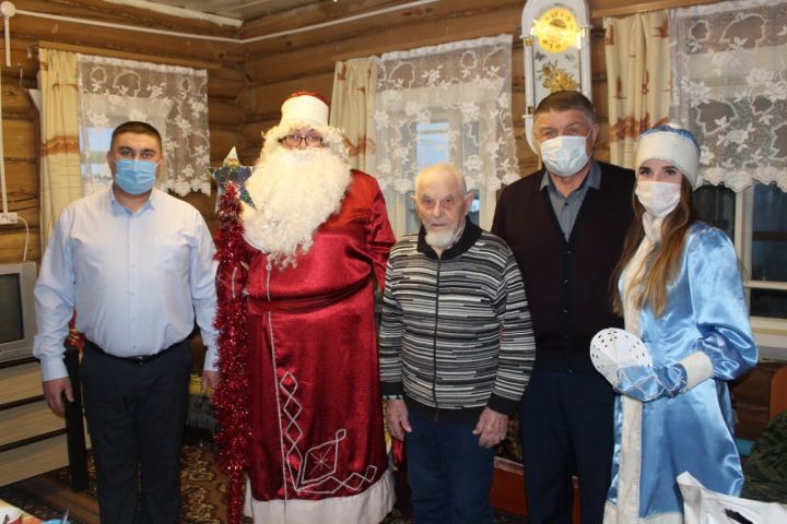 Руководство Новошешминского района присоединилось к всероссийской акции «С Новым годом, ветеран!»