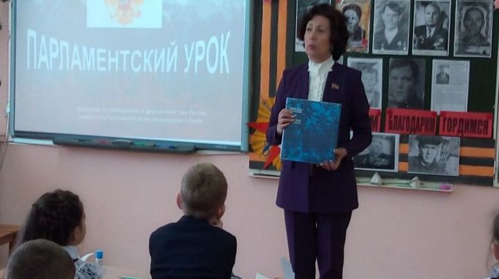 Депутат Госсовета РТ Алсу Тарханова провела парламентский урок в Новошешминской средней школе