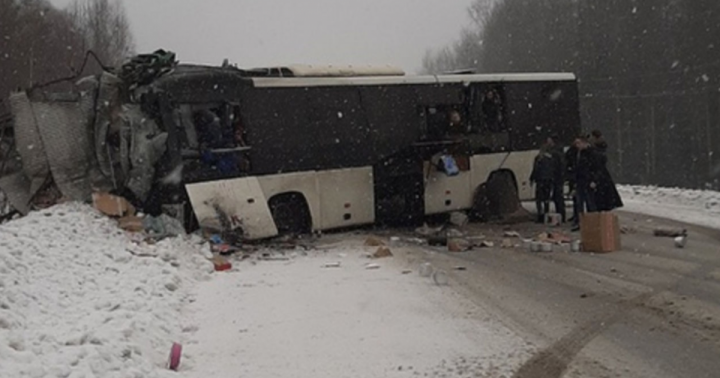 В Кемеровской области грузовик врезался в автобус с пассажирами