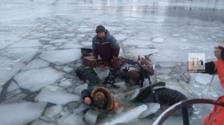Спасатели пришли на помощь рыбакам, провалившимся на мотоцикле под лед в РТ