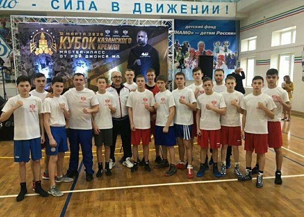 Легенда бокса Рой Джонс провел мастер-класс для юных боксеров Татарстана