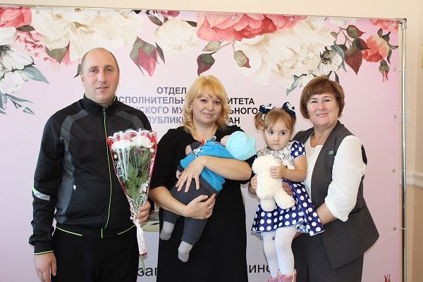 За 2019 год сертификаты на маткапитал были вручены 49 семьям Новошешминского района