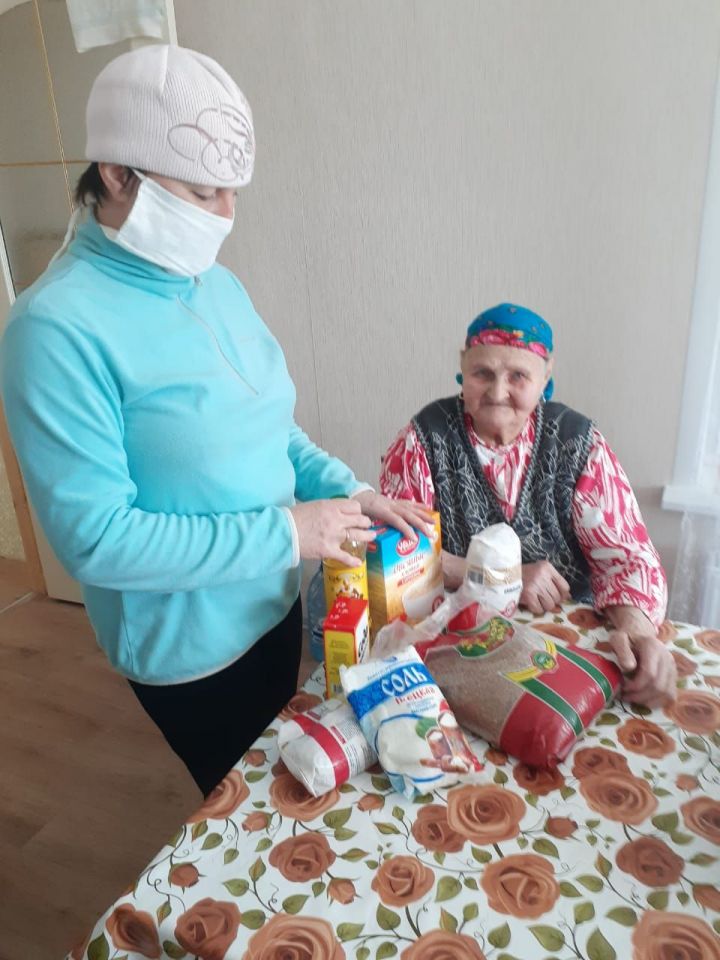Волонтёры Новошешминского района продолжают оказывать помощь пожилым людям