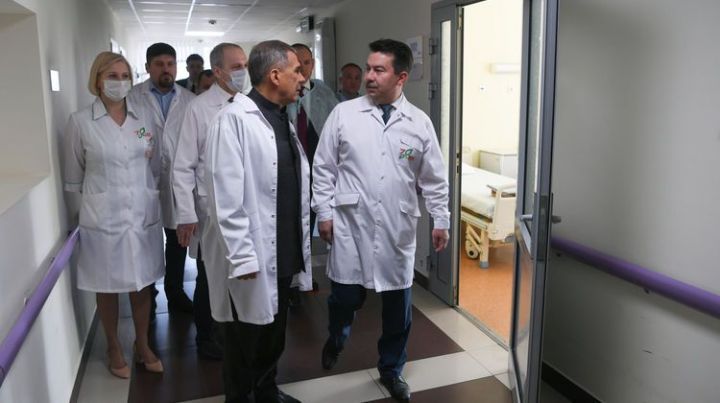 Минниханов лично проверяет больницы на количество койко-мест