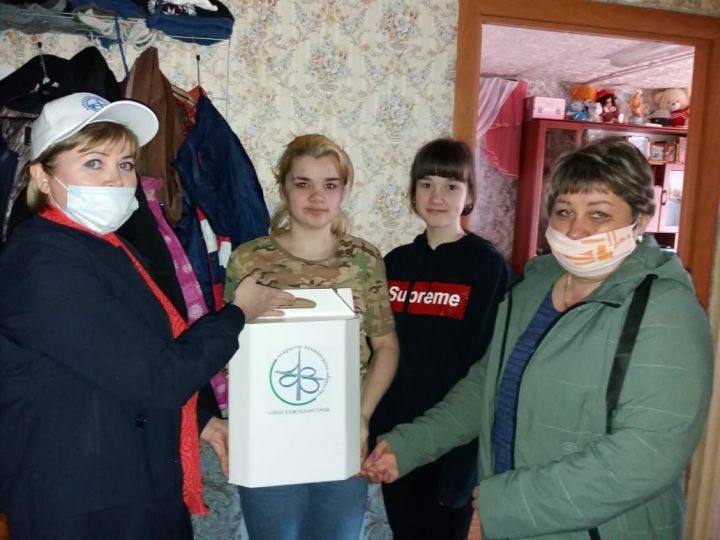 Детям из малообеспеченных семей Новошешминского района вручены продуктовые наборы