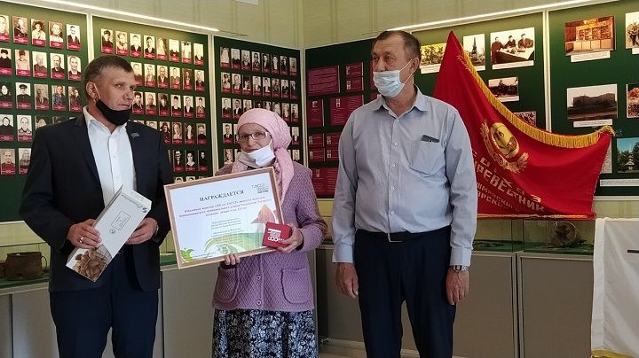27 мая юбилейная медаль «100 лет ТАССР» была вручена учительской династии Валиуллиных-Мусиных-Мурзиных  из села Ак Буре