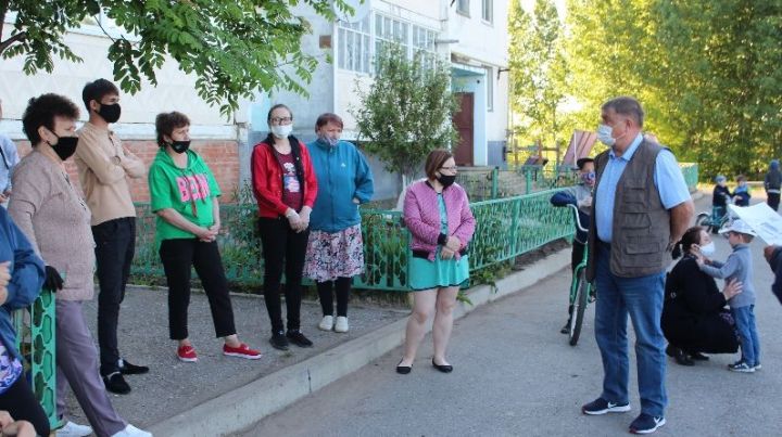 Глава Новошешминского района  обсудил с жильцами многоквартирного дома проект благоустройства их двора