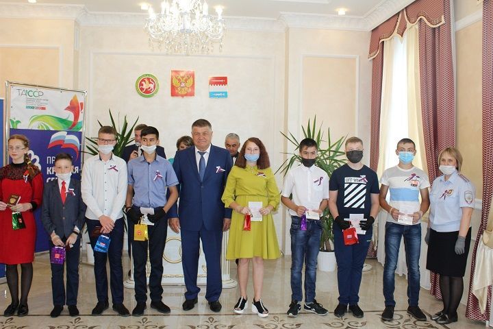 В канун Дня России восьми юным новошешминцам были вручены паспорта граждан РФ