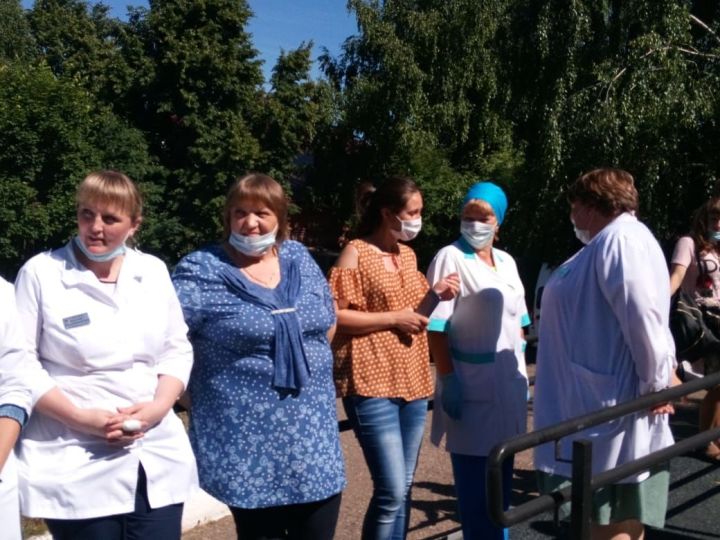 Сегодня, 19 июня,  новошешминских медиков поздравил глава района Вячеслав Козлов