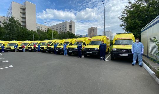 Врачам Татарстана подарил ключи от новых автомобилей скорой помощи Рустам Минниханов.