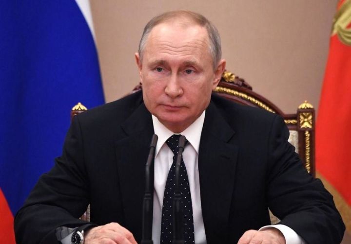 Путин предложил повысить отпускные медикам