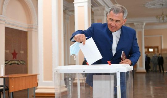 В первый день голосования Рустам Минниханов посетил избирательный участок и проголосовал по поправкам к Конституции