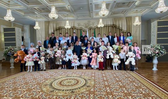 Рустам Минниханов вручил  награды многодетным семьям