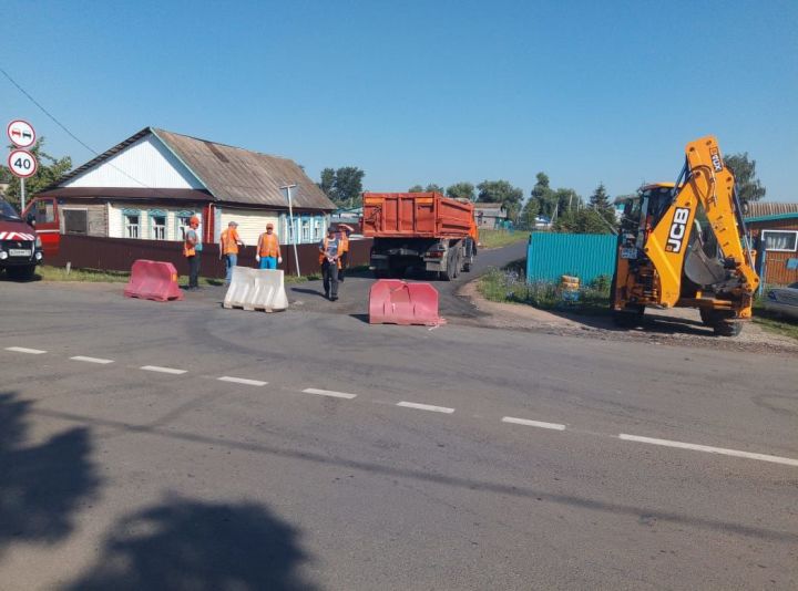 В Новошешминске продолжается ремонт асфальтированных дорог