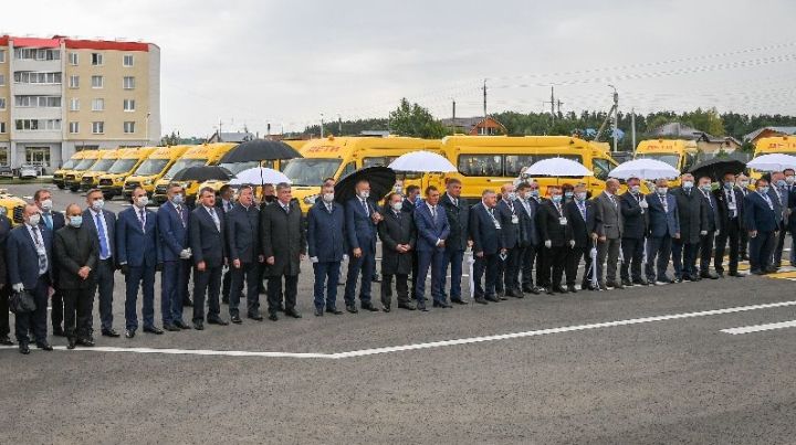 Новошешминский район получил два новых школьных микроавтобуса