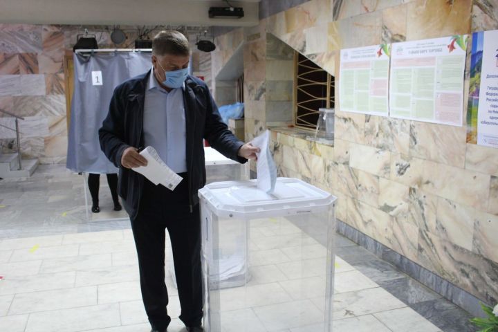 Глава района Вячеслав Козлов проголосовал на выборах