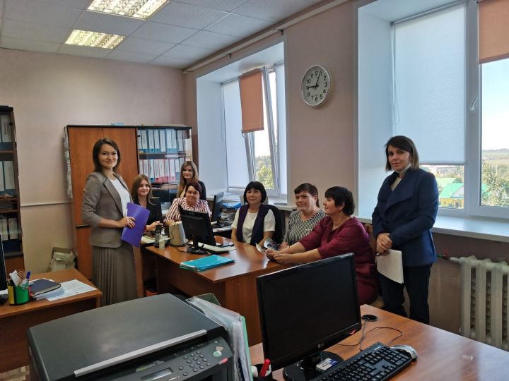 Руководитель отдела ПФР Новошешминского района разъясняет преимущества  электронных трудовых книжек.