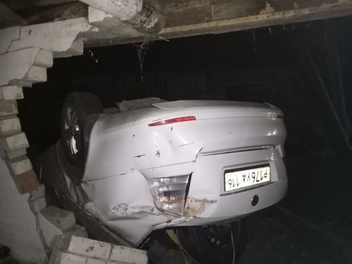 В Новошешминском районе автомобиль влетел в гараж, водитель погиб