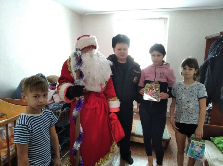 В Новошешминске Дед Мороз в погонах поздравил  подопечные семьи