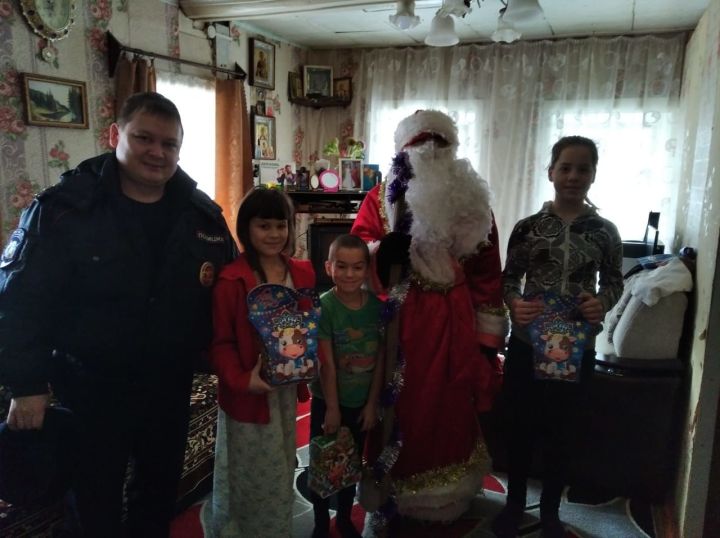 В Новошешминске Дед Мороз в погонах поздравил  подопечные семьи