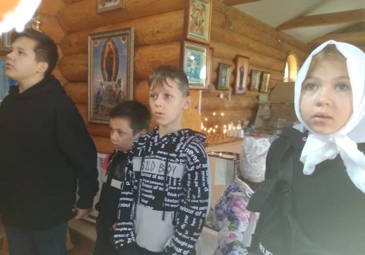 Воспитанники Ленинской воскресной школы поздравили пожилых людей сельского поселения с Рождеством и Святками