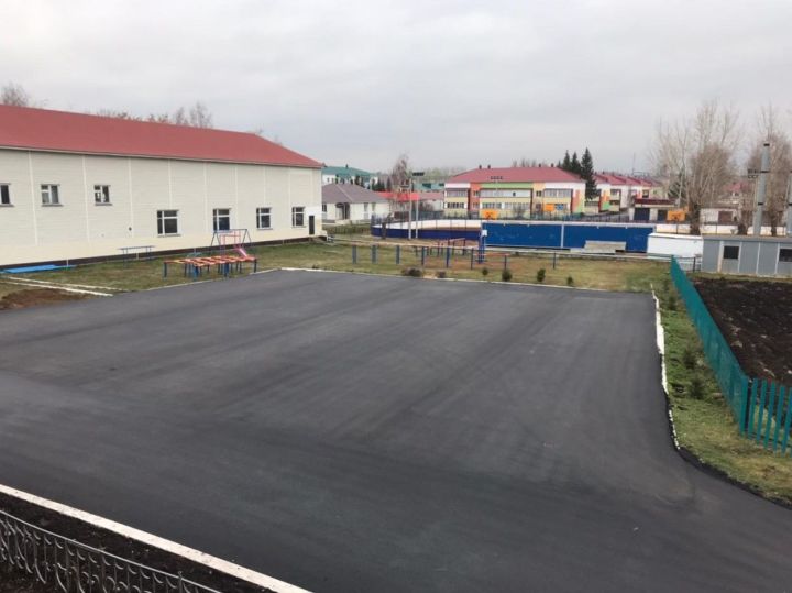 Хорошая новость: в Новошешминской гимназии заасфальтировали дворовую площадку