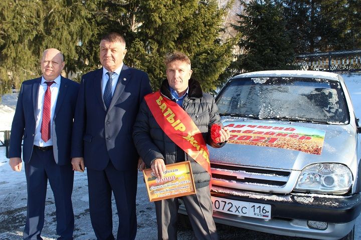 Лучшему комбайнеру Новошешминского района вручили ключи от автомобиля