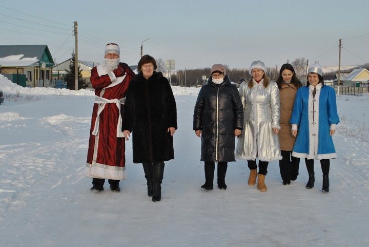 В Новошешминске Дед Мороз поздравляет многодетных родителей и опекунов