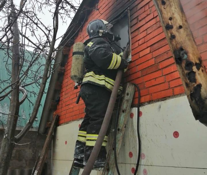 В Новошешминске горит частный гараж