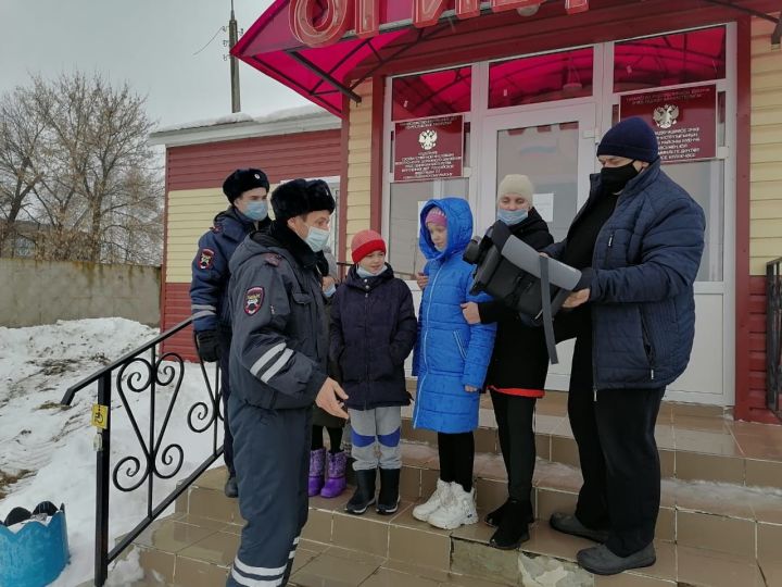 Многодетной семье из Слободы  Петропавловской подарили детское автокресло