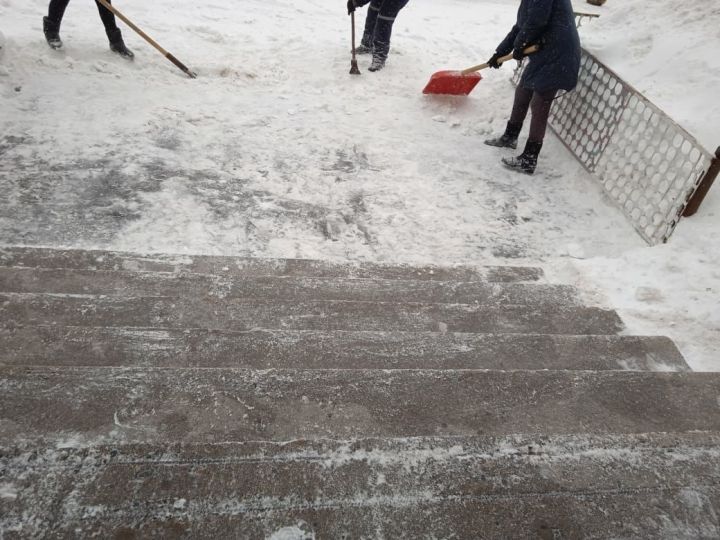 Крыльцо и лестница дома 26 по ул. Ленина Новошешминска очищены от наледи