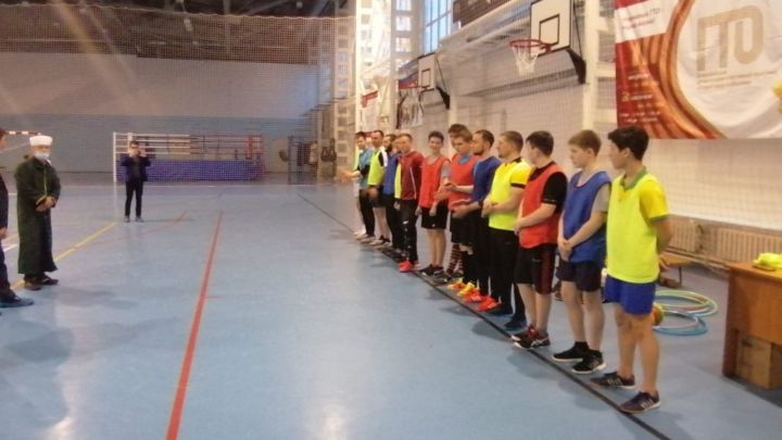Молодежь двух конфессий в Новошешминске сыграли в футбол