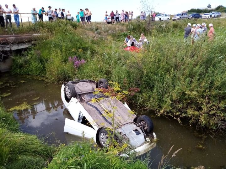 В селе Азеево погиб водитель, съехав на автомобиле в речку